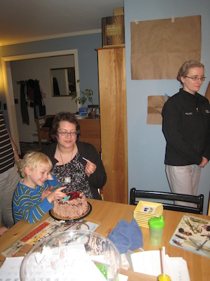 Cole, Xine and Marie with the birthday cake (11-08-2009 19:22)