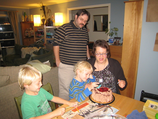 Tim, Cole, Xine and Juj with the birthday cake (11-08-2009 19:22)