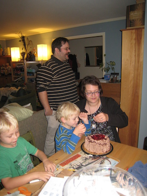 Tim, Cole, Xine and Juj with the birthday cake (11-08-2009 19:22)