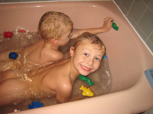 Tim and Cole in the tub (11-24-2009 18:54)