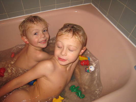 Tim and Cole in the tub (11-24-2009 18:54)