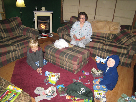 Tim, Xine and Cole with the presents from Santa (12-25-2009 07:27)