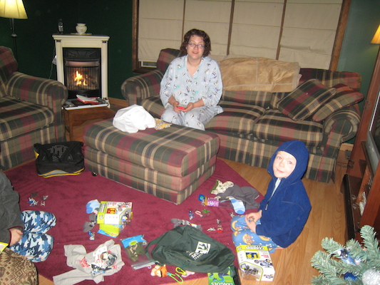 Tim, Xine and Cole with the presents from Santa (12-25-2009 07:27)