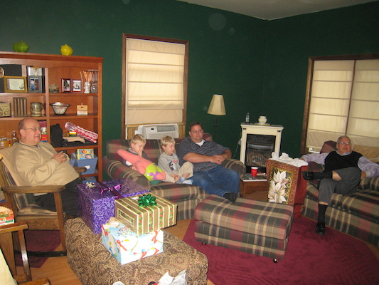 Poppy, Cole, Tim, Matt, and Ron watching Sponge Bob (12-25-2009 13:57)