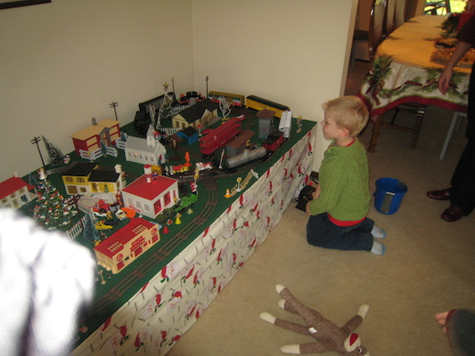 Cole watching trains (12-26-2009 13:29)