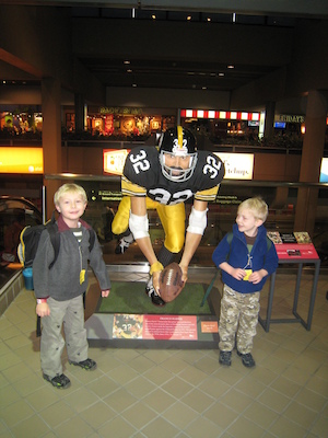 Tim and Cole with Franco Harris (12-31-2009 17:11)