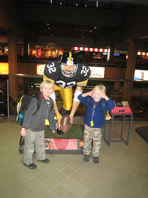 Tim and Cole with Franco Harris (12-31-2009 17:11)