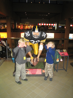 Tim and Cole with Franco Harris (12-31-2009 17:11)
