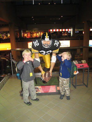 Tim and Cole with Franco Harris (12-31-2009 17:11)