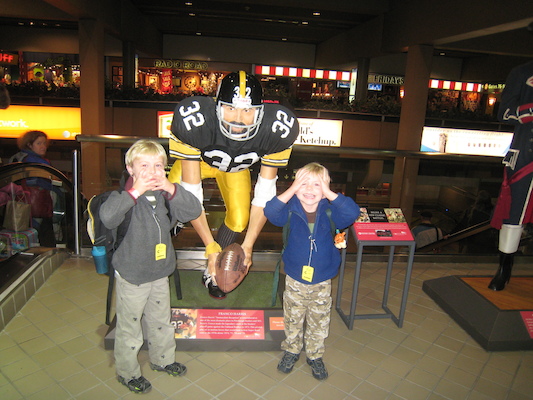 Tim and Cole with Franco Harris (12-31-2009 17:11)