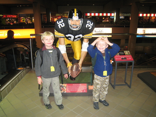 Tim and Cole with Franco Harris (12-31-2009 17:11)