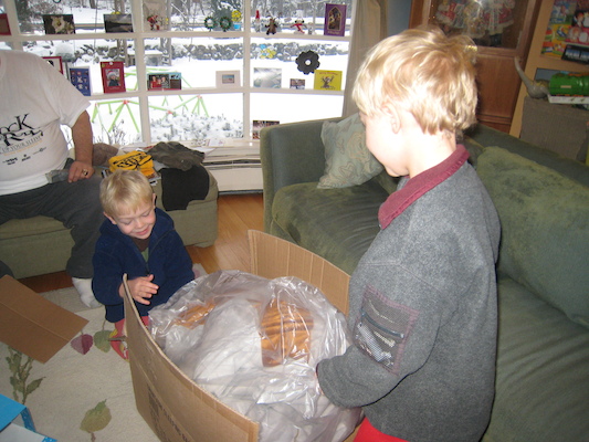 Poppy, Tim and Cole unwrapping the Tauntauns (01-01-2010 07:45)