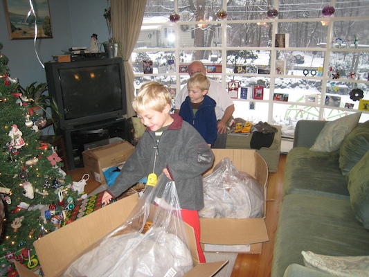 Poppy, Tim and Cole unwrapping the Tauntauns (01-01-2010 07:46)