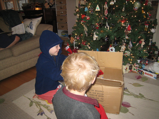 Cole and Tim unwrapping presents (01-01-2010 07:50)