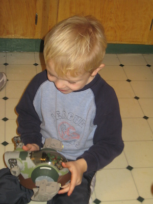 Cole playing with Boba Fett (01-17-2010 18:17)