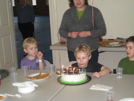 Cole, Tim blowing out candles, Douglas (03-03-2010 15:05)