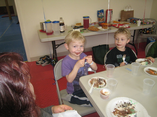 Cole, Tim eating cake (03-03-2010 15:15)