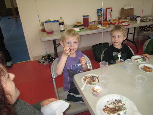 Cole, Tim eating cake (03-03-2010 15:15)