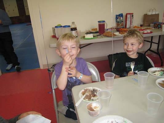 Cole, Tim eating cake (03-03-2010 15:15)