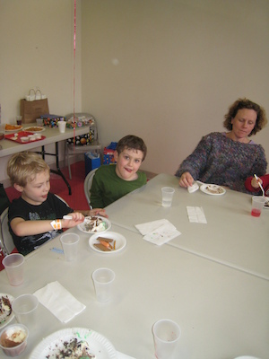 Tim, Douglas, Molly eating cake (03-03-2010 15:15)
