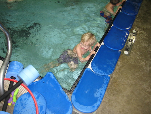 Cole swimming (03-06-2010 12:35)