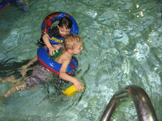 Cole swimming (03-06-2010 12:57)