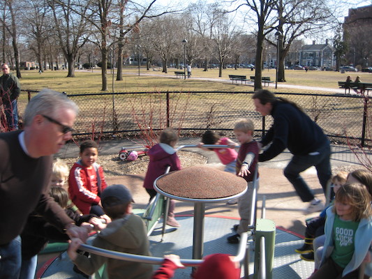 Tim on a roundabout, Ben pushing (03-07-2010 17:44)
