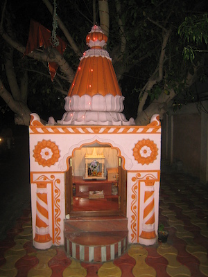 Roadside shrine near the Pune hotel (03-16-2010 10:25)