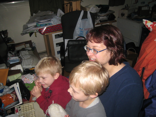 Cole, Tim and Xine at the computer (03-23-2010 19:18)