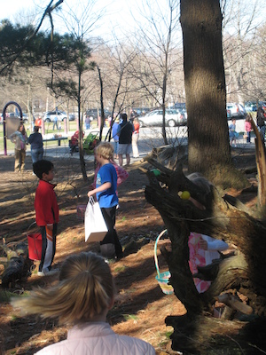 Easter egg hunt (04-03-2010 08:06)