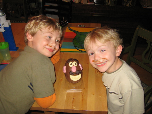 Tim, Cole and Chocolate Mr. potato head (04-04-2010 18:47)