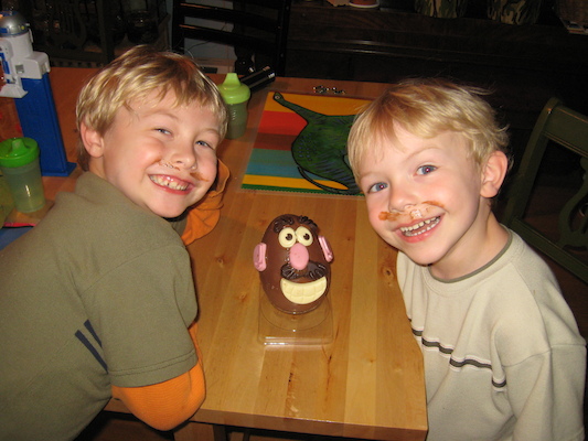 Tim, Cole and Chocolate Mr. potato head (04-04-2010 18:47)