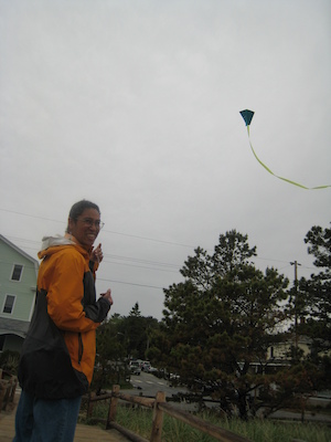 Karen flying a kite (05-08-2010 08:45)