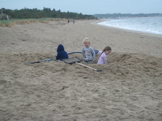 Tim, Cole and Abby digging at Ferry Beach (05-08-2010 09:24)