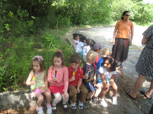 Cole's class eating popsicles (06-02-2010 13:14)