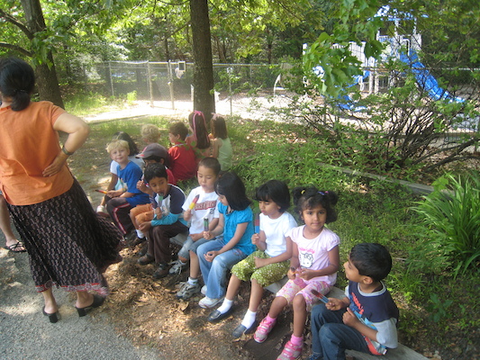 Cole's class eating popsicles (06-02-2010 13:14)