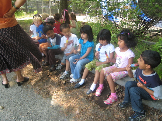 Cole's class eating popsicles (06-02-2010 13:14)