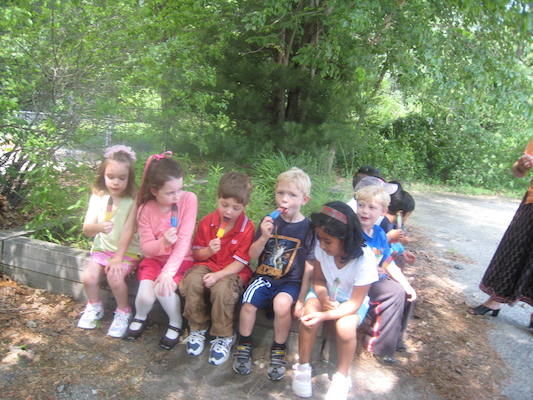 Cole's class eating popsicles (06-02-2010 13:15)