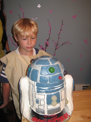 Tim with Cole's R2-D2 birthday cake (06-20-2010 15:12)