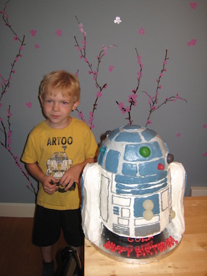 Cole with Cole's R2-D2 birthday cake (06-20-2010 15:13)