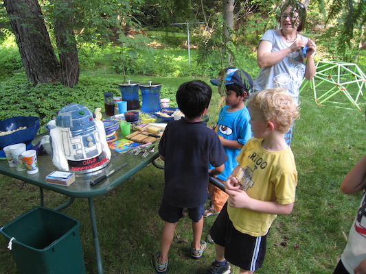 The kids admiring the cake (06-20-2010 16:38)