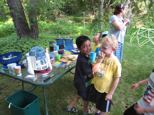 The kids admiring the cake (06-20-2010 16:38)