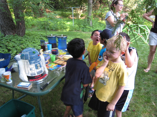 The kids admiring the cake (06-20-2010 16:38)