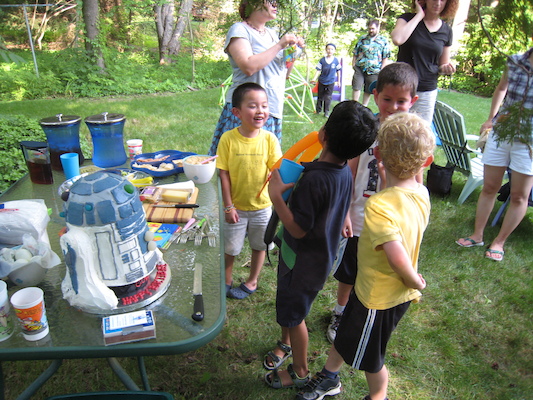 The kids admiring the cake (06-20-2010 16:38)