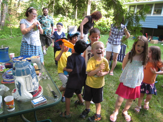 The kids admiring the cake (06-20-2010 16:38)