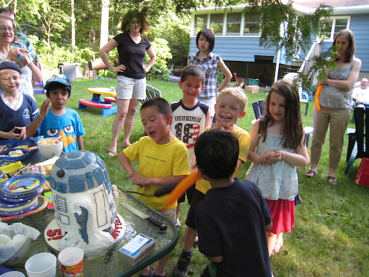 The kids admiring the cake (06-20-2010 16:38)