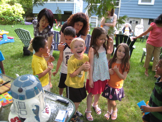 The kids admiring the cake (06-20-2010 16:38)