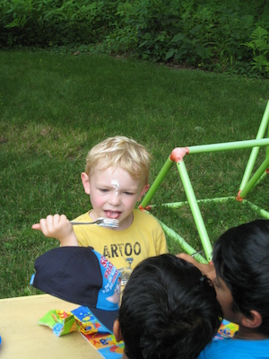Cole and friends eating the cake (06-20-2010 16:49)