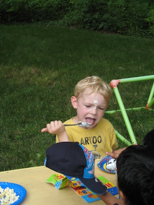 Cole and friends eating the cake (06-20-2010 16:49)