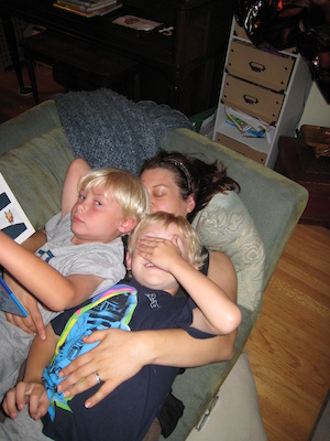 Tim, Xine and Cole reading on the couch (07-20-2010 18:41)